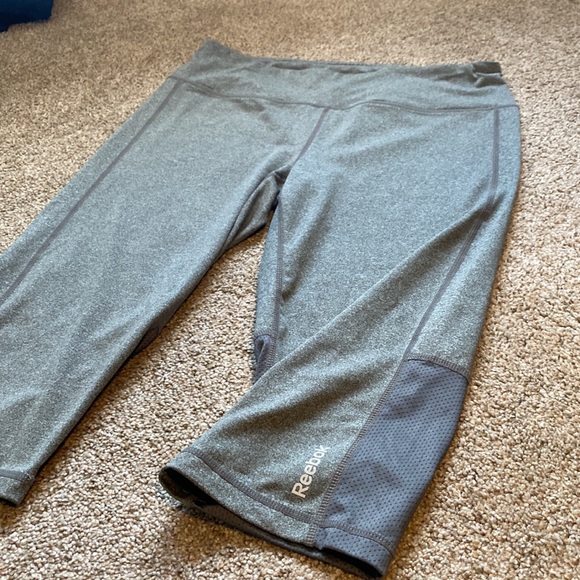 EUC Womens Large Reebok Gray Workout Capris - Picture 3 of 5